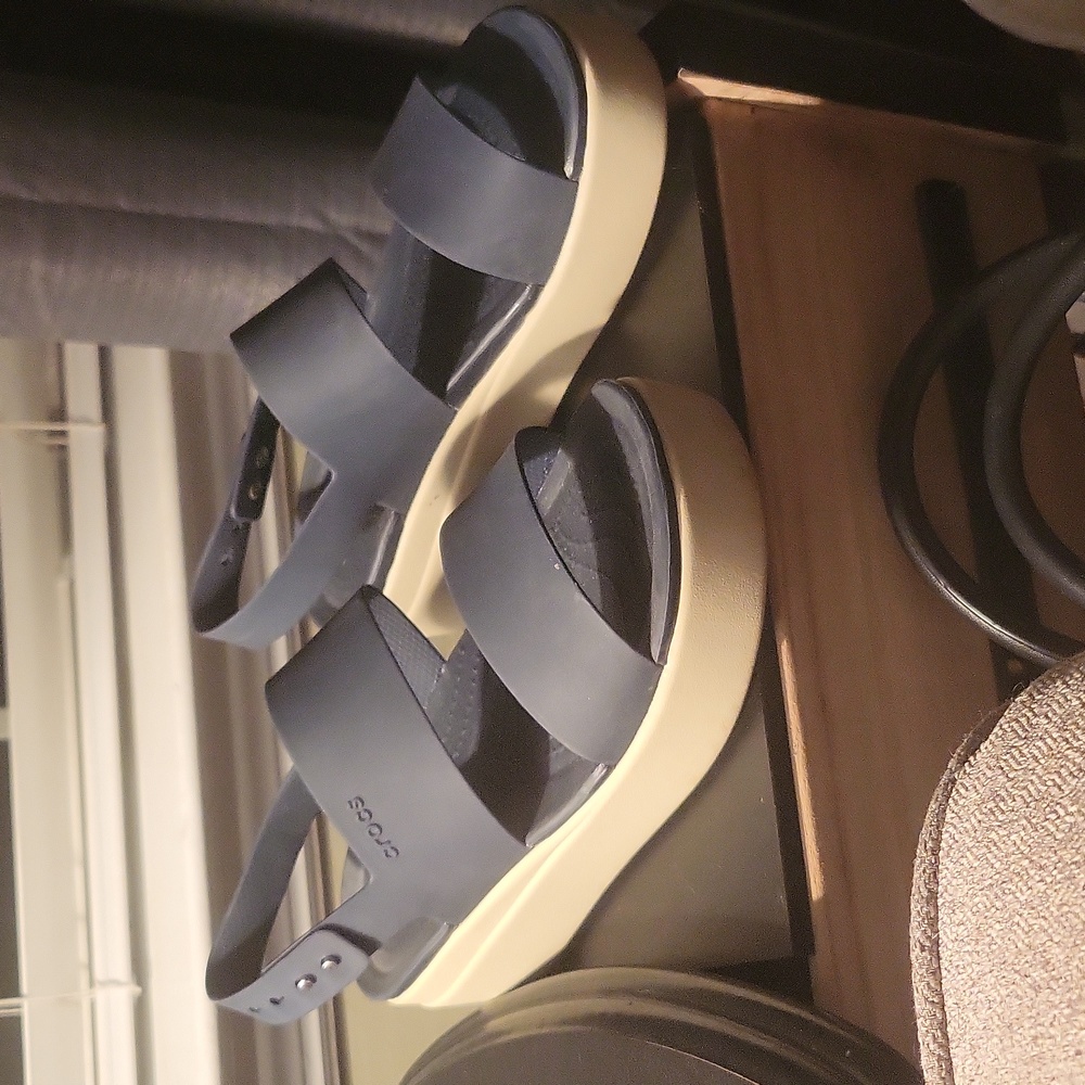 Navy/tan Crocs